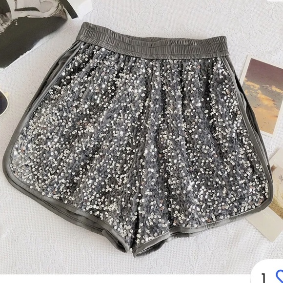 Hihaiyijia Velvet & Sequin Shorts - Picture 5 of 8